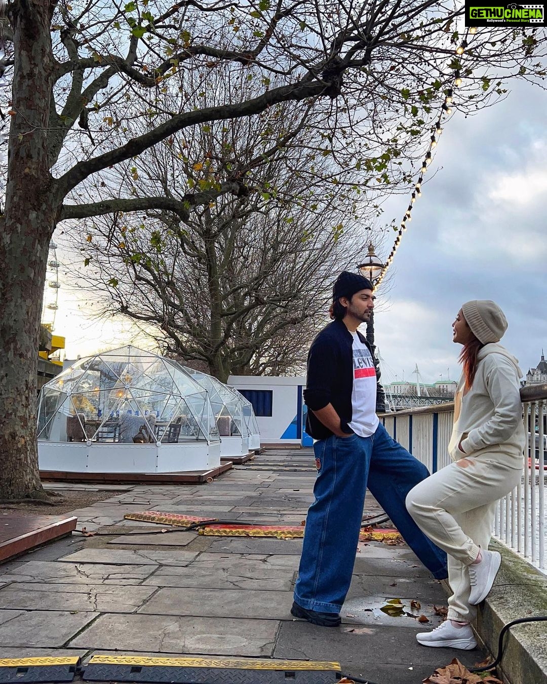 Debina Bonnerjee Instagram - Winter mornings like these …..☃️ With a warm heart ❤️ . . . ❄️❄️🧊 #alreadyathrowback #london #winter #couplegoals #gurmeetdebina @guruchoudhary