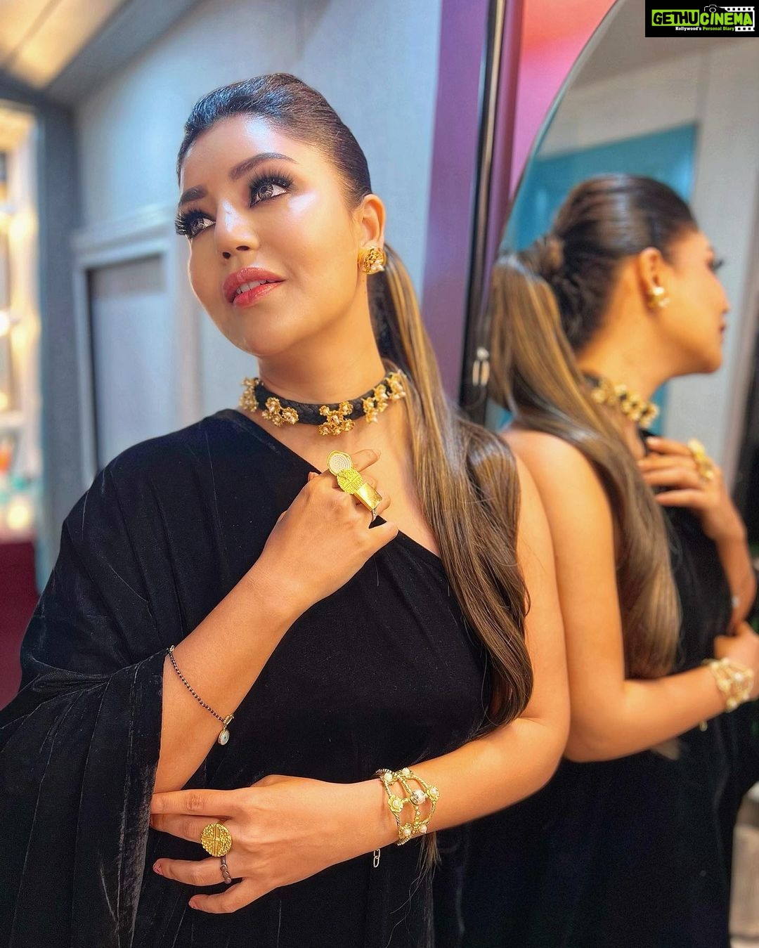 Debina Bonnerjee Instagram - Last night was my first time at the #bigboss house. . Don’t miss the #weekendkavaar . . . Outfit: @bohoraani Jewelry: @hetalshahofficial Stylist : @simrankhera5 @styledbyayushidixit . Makeup : @makeupbyrishabk Hair : @hairup_bharti