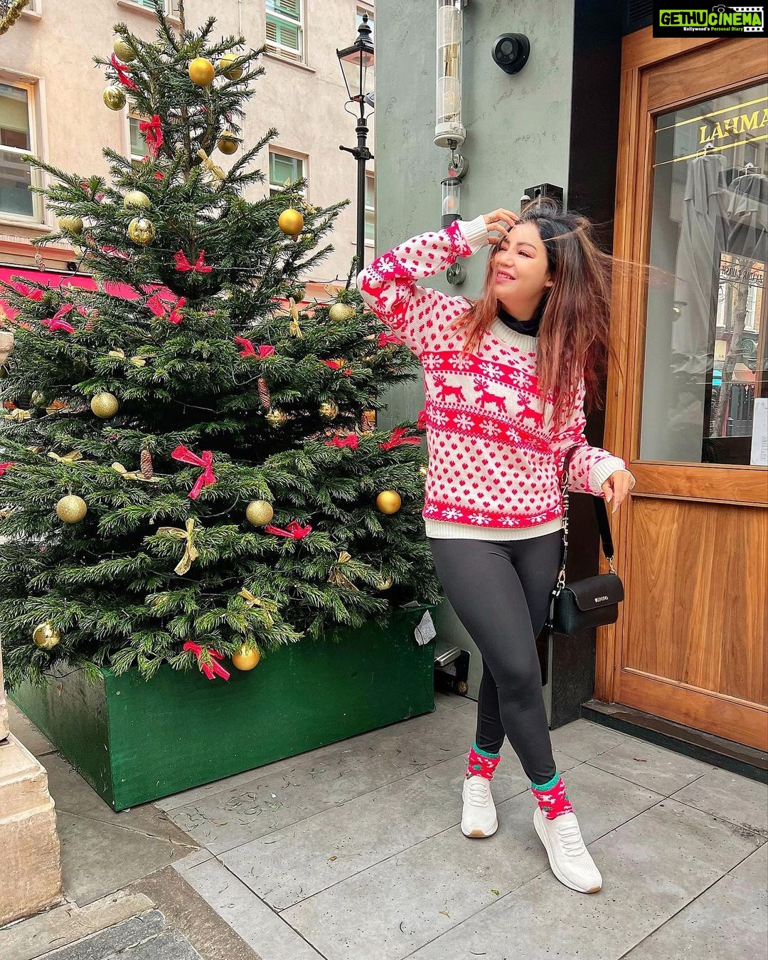 Debina Bonnerjee Instagram - Merry Christmas 🎄🎄 . . #merrychristmas Carnaby London