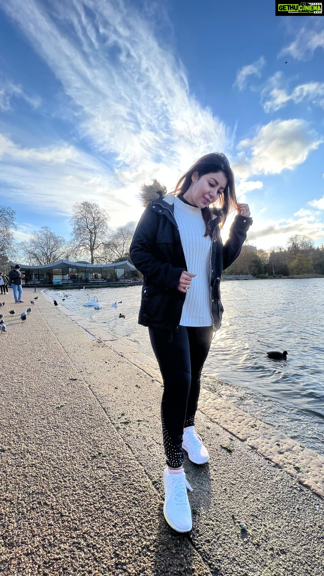 Debina Bonnerjee Instagram - Every day is a blessing. And I don’t forget to count my blessings. . This is the best feeling when you spend time with nature breathing in fresh air and playing with these ducks. 🦢🦆 . #hydepark #closetonature London, United Kingdom
