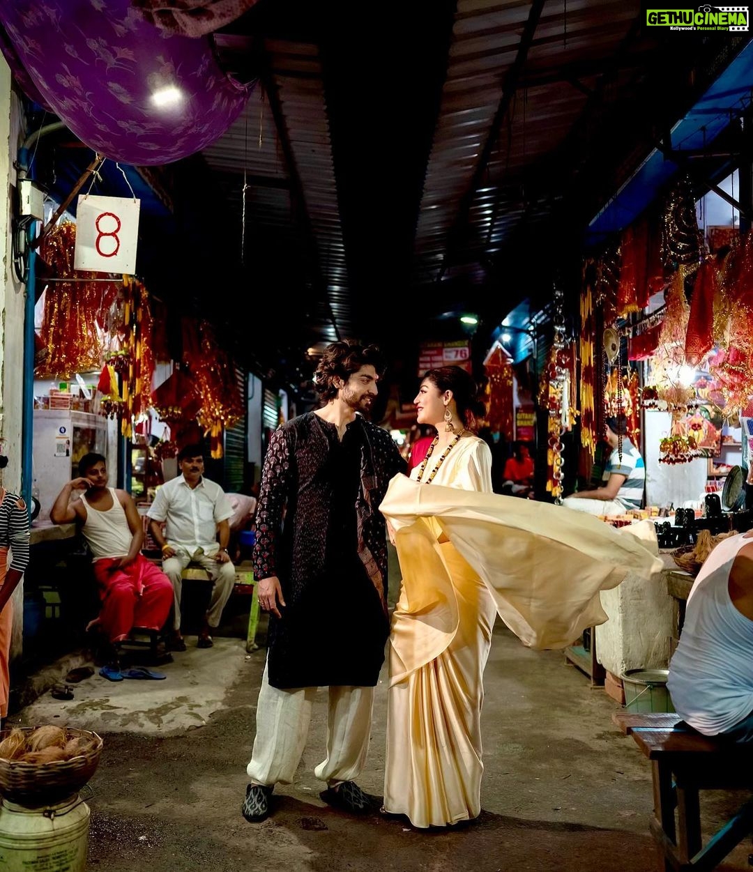 Debina Bonnerjee Instagram - Love multiplication in the bylanes of #kolkata. . #gurmeetdebina @guruchoudhary . #❤️ #awhileback . 📷: @abhijith_sathyapalan @sujithnairphotography . Styled & Produced by @sittingbullproductions @sanyogita.sao @apoorvmohan