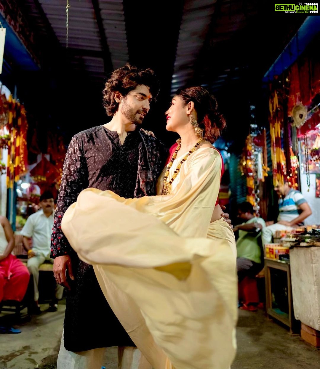 Debina Bonnerjee Instagram - Love multiplication in the bylanes of #kolkata. . #gurmeetdebina @guruchoudhary . #❤️ #awhileback . 📷: @abhijith_sathyapalan @sujithnairphotography . Styled & Produced by @sittingbullproductions @sanyogita.sao @apoorvmohan