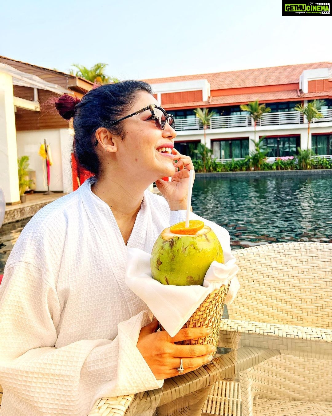 Debina Bonnerjee Instagram - Coolio 🥥🌴🌴 . . @planethollywoodgoa @travelwithjourneylabel . #goa #PlanetHollywoodGoa #TravelWithJourneyLabel #JourneyLabel #YouAreSpecial #ThinkHolidayThinkJourneyLabel #pregnancy Planet Hollywood Beach Resort Goa