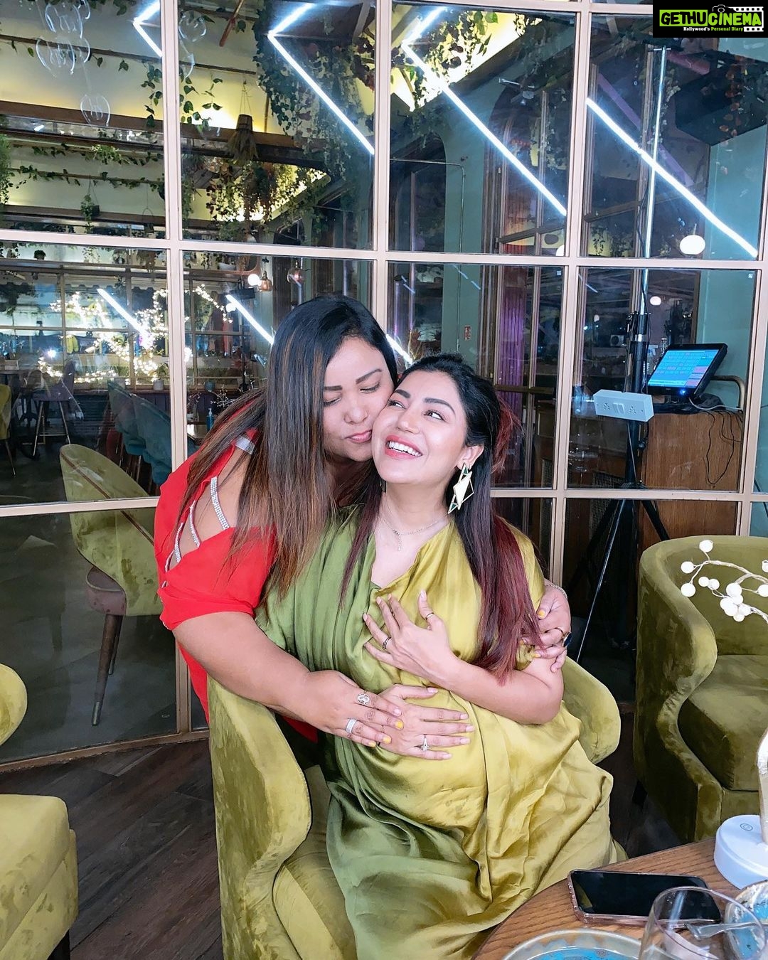 Debina Bonnerjee Instagram - A night full of blessings with all my loved ones. . Wearing stylish and comfy @bohoraani X @officialprachigupta (earrings) X @simrankhera5 X @styledbyayushidixit . Location @ammatabar