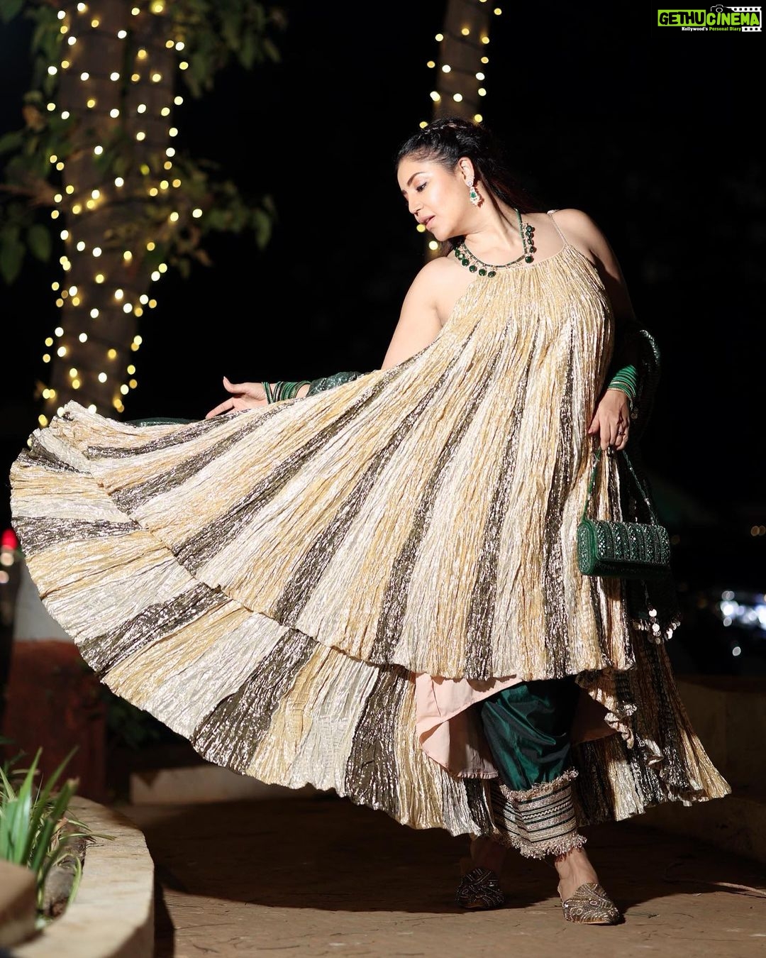 Debina Bonnerjee Instagram - #Aboutlastnight I knew Bling is my thing ✨🤎💚 . Outfit : @etashabyashajain Earrings : @kushalsfashionjewellery Bag : @rubans.in @oakpinionpr Styled by : @jeevitaoberoi 📸 : @sk_.click . . #iftaar #bling #debinabonnerjee #birthdaymonth #babasiddique #zeeshansiddique #iftaarparty