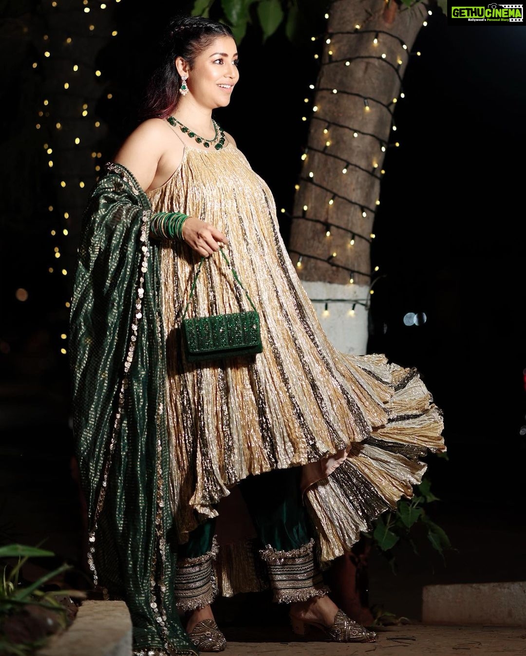 Debina Bonnerjee Instagram - #Aboutlastnight I knew Bling is my thing ✨🤎💚 . Outfit : @etashabyashajain Earrings : @kushalsfashionjewellery Bag : @rubans.in @oakpinionpr Styled by : @jeevitaoberoi 📸 : @sk_.click . . #iftaar #bling #debinabonnerjee #birthdaymonth #babasiddique #zeeshansiddique #iftaarparty