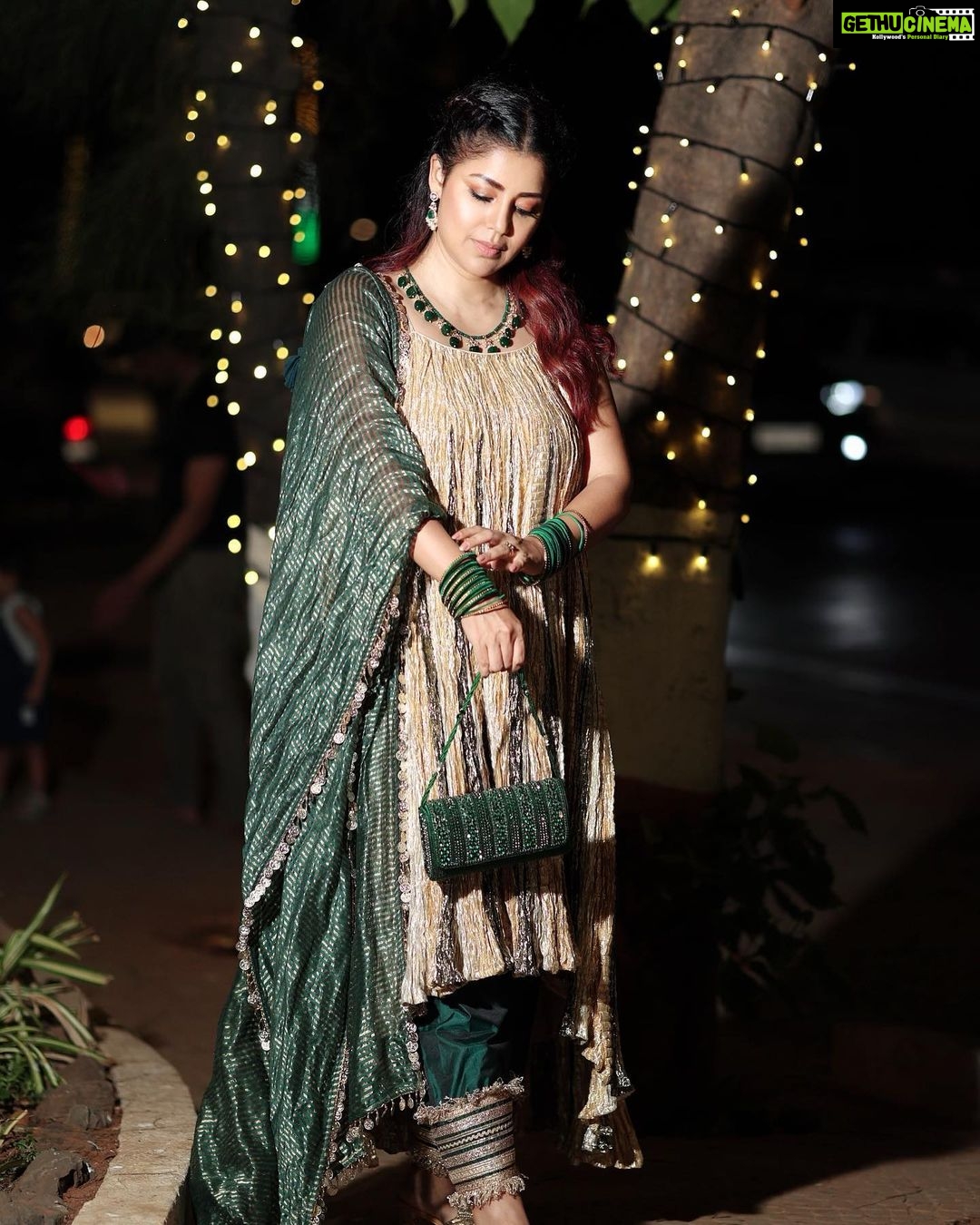 Debina Bonnerjee Instagram - #Aboutlastnight I knew Bling is my thing ✨🤎💚 . Outfit : @etashabyashajain Earrings : @kushalsfashionjewellery Bag : @rubans.in @oakpinionpr Styled by : @jeevitaoberoi 📸 : @sk_.click . . #iftaar #bling #debinabonnerjee #birthdaymonth #babasiddique #zeeshansiddique #iftaarparty