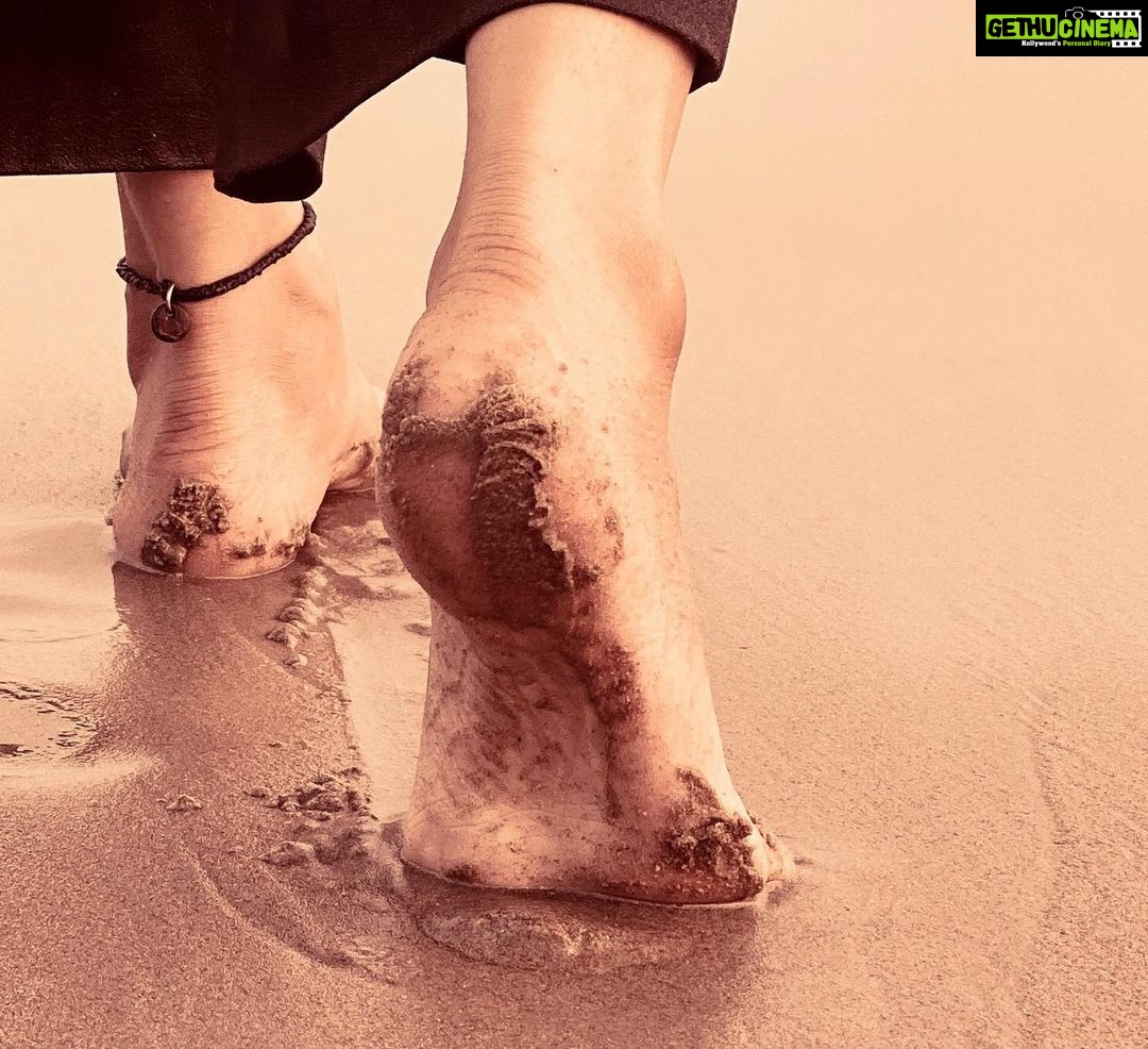 Deepthi Manne Instagram - “EARTHING” Walking barefoot helps activate several acupressure points on our foot due to its uneven surface. This can have a positive impact on our entire body. The planet has its own natural charge, and we seem to do better when we’re in direct contact with it. #barefoot #walkinbarefootinthesand