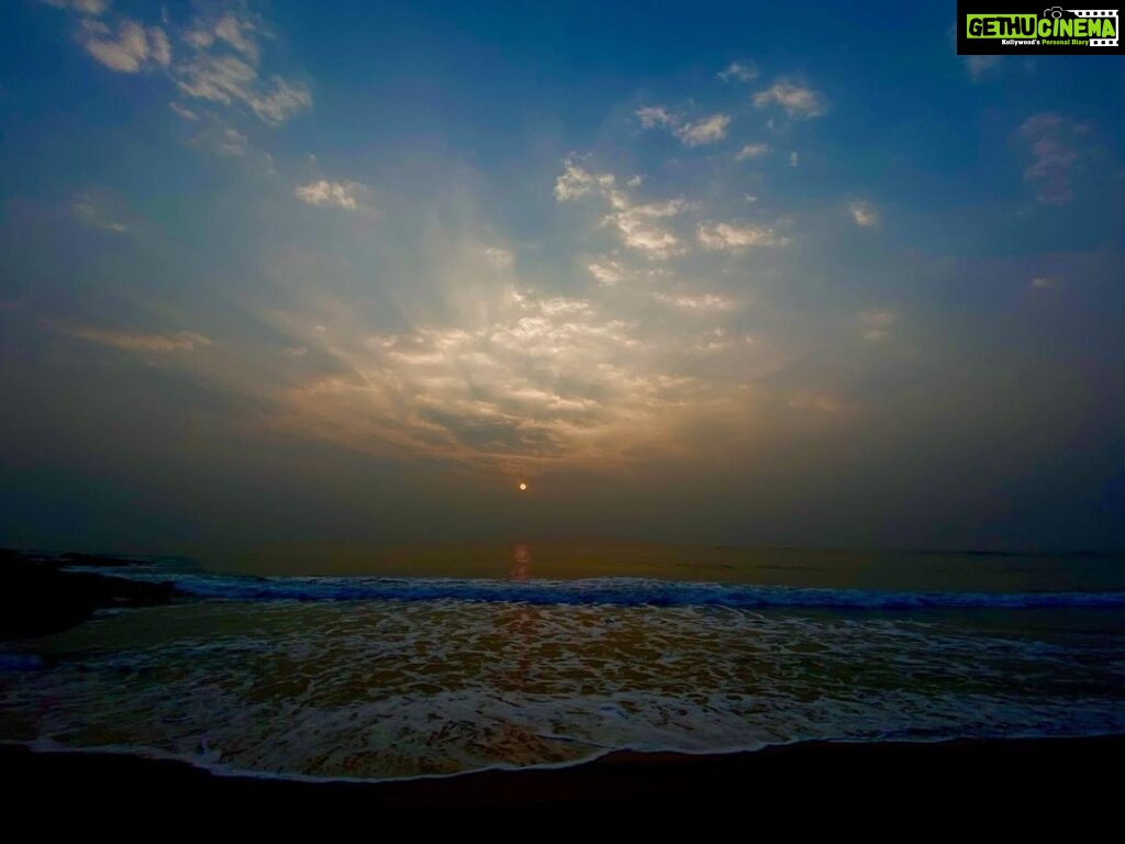 Deepthi Manne Instagram - Something to warm the soul 🌊 • • #beachsunrise #naturebrilliance #juststayandwonder