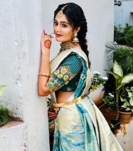 Deepthi Manne Instagram - That’s my 102 fever face look!!! Still managed to pose and smile because it’s my Dearest Sister @nagini_manne marriage😘😘 I have to give the credits to my favourite makeup artist @makeoversbyamitha_lekha ❤️ Fab job guys thank you so much😘 @arunkummar_portraits thanks for clicking pictures in my phone 😂😂 (waiting for rest of the pictures, send soon)🤪 Designer: @mickeyfashions6 ❤️ Jewellery: @kiran.bridal.jewelry thank you 😊