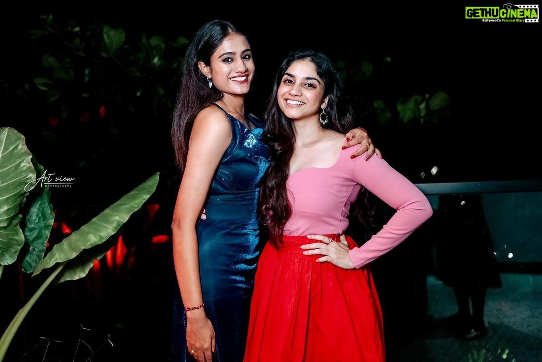 Deepthi Manne Instagram - Definitely a night to remember💥 These are the most important people in my life and they were there for me. You guys took care of all arrangements and made it a very memorable night. I’m forever grateful to have you people in my life. Thank you guys for being my strength and support. Celebration done right with the right people ❤️🧿 Also a huge thank you to my friends and family who were not there but kept the wishes and blessings flowing continuously❤️ 📸: @teamartviewworks 📍: @sucasa.official