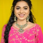 Delna Davis Instagram - May this festival of joy brings more happiness to your life. #diwali2022 💥 Explore the vibrance of gold and Diamond from @mahalaxmiadyar . This set is a combintion of handpicked emeralds studded with uncut diamonds in a perfect balance of gold. Come and visit the masterpieces of the Royal Era . Mua @kalaiartistry @red_makeover @saibhairavi_boutique 📸 @dhanush__photography