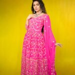 Delna Davis Instagram - May this festival of joy brings more happiness to your life. #diwali2022 💥 @mahalaxmiadyar . Outfit @saibhairavi_boutique . Mua @kalaiartistry . Hairstylist @red_makeover . 📸 @dhanush__photography