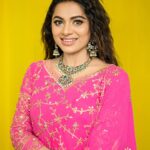 Delna Davis Instagram - Explore the vibrance of gold and Diamond from @mahalaxmiadyar . This set is a combintion of handpicked emeralds studded with uncut diamonds in a perfect balance of gold. Come and visit the masterpieces of the Royal Era . Mua @kalaiartistry @red_makeover @saibhairavi_boutique 📸 @dhanush__photography