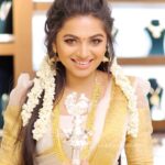 Delna Davis Instagram - ഓർമ്മകളുടെ ഒരായിരം പൂക്കളവുമായി വീണ്ടും ഒരു പൊന്നോണക്കാലം കൂടി വരവായി. ഏവർക്കും ഹൃദയം നിറഞ്ഞ ഓണാശംസകൾ..!! Celebrate your Onam with @mahalaxmiadyar . Mua @kalaiartistry . Hairstylist @red_makeover . Customised Kerala saree from @kanmani_fashion_world . 📸 @dhanush__photography #onam2022 #onam
