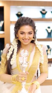 Delna Davis Instagram - ഓർമ്മകളുടെ ഒരായിരം പൂക്കളവുമായി വീണ്ടും ഒരു പൊന്നോണക്കാലം കൂടി വരവായി. ഏവർക്കും ഹൃദയം നിറഞ്ഞ ഓണാശംസകൾ..!! Celebrate your Onam with @mahalaxmiadyar . Mua @kalaiartistry . Hairstylist @red_makeover . Customised Kerala saree from @kanmani_fashion_world . 📸 @dhanush__photography #onam2022 #onam
