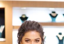 Delna Davis Instagram - ഓർമ്മകളുടെ ഒരായിരം പൂക്കളവുമായി വീണ്ടും ഒരു പൊന്നോണക്കാലം കൂടി വരവായി. ഏവർക്കും ഹൃദയം നിറഞ്ഞ ഓണാശംസകൾ..!! Celebrate your Onam with @mahalaxmiadyar . Mua @kalaiartistry . Hairstylist @red_makeover . Customised Kerala saree from @kanmani_fashion_world . 📸 @dhanush__photography #onam2022 #onam