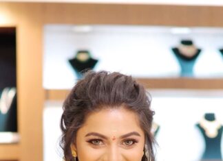 Delna Davis Instagram - ഓർമ്മകളുടെ ഒരായിരം പൂക്കളവുമായി വീണ്ടും ഒരു പൊന്നോണക്കാലം കൂടി വരവായി. ഏവർക്കും ഹൃദയം നിറഞ്ഞ ഓണാശംസകൾ..!! Celebrate your Onam with @mahalaxmiadyar . Mua @kalaiartistry . Hairstylist @red_makeover . Customised Kerala saree from @kanmani_fashion_world . 📸 @dhanush__photography #onam2022 #onam