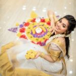 Delna Davis Instagram - ഓണപൂക്കളങ്ങളിൽ നിറയുന്ന ശോഭയാർന്ന പൂക്കൾ പോലെ, നിങ്ങളുടെ ജീവിതം മനോഹരവും സുഗന്ധപൂരിതവുമാകട്ടെ. #onam2022 Celebrate your Onam with @mahalaxmiadyar . Mua @kalaiartistry . Hairstylist @red_makeover . Customised Kerala saree from @kanmani_fashion_world . 📸 @dhanush__photography . #onam2022 #onam #picoftheday