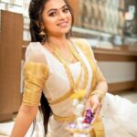 Delna Davis Instagram - വിശാലമായ ഓണവിരുന്നു പോലെ, ഈ വർഷത്തെ മുഴുവൻ ദിനങ്ങളും നിങ്ങൾക്ക് നല്ലത് മാത്രം വന്നുചേരട്ടെ. #onam2022 Celebrate your Onam with @mahalaxmiadyar . Mua @kalaiartistry . Hairstylist @red_makeover . Customised Kerala saree from @kanmani_fashion_world . 📸 @dhanush__photography #onam2022 #onam #picoftheday