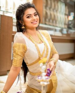 Delna Davis Instagram - വിശാലമായ ഓണവിരുന്നു പോലെ, ഈ വർഷത്തെ മുഴുവൻ ദിനങ്ങളും നിങ്ങൾക്ക് നല്ലത് മാത്രം വന്നുചേരട്ടെ. #onam2022 

Celebrate your Onam with @mahalaxmiadyar 
.
Mua @kalaiartistry 
.
Hairstylist @red_makeover 
.
Customised Kerala saree from @kanmani_fashion_world 
.
📸 @dhanush__photography 
#onam2022 #onam #picoftheday