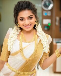 Delna Davis Instagram - On this festive occasion, here's wishing you all a prosperous, happy, colorful, bright, healthy, wealthy, and wise Onam. .
.
Celebrate your Onam with @mahalaxmiadyar 
.
Mua @kalaiartistry 
.
Hairstylist @red_makeover 
.
Customised Kerala saree from @kanmani_fashion_world 
.
📸 @dhanush__photography 
#onam2022 #onam #picoftheday