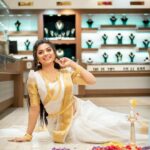 Delna Davis Instagram - വിശാലമായ ഓണവിരുന്നു പോലെ, ഈ വർഷത്തെ മുഴുവൻ ദിനങ്ങളും നിങ്ങൾക്ക് നല്ലത് മാത്രം വന്നുചേരട്ടെ. #onam2022 Celebrate your Onam with @mahalaxmiadyar . Mua @kalaiartistry . Hairstylist @red_makeover . Customised Kerala saree from @kanmani_fashion_world . 📸 @dhanush__photography #onam2022 #onam #picoftheday