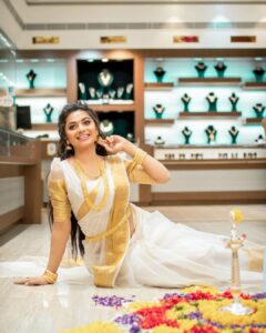 Delna Davis Instagram - വിശാലമായ ഓണവിരുന്നു പോലെ, ഈ വർഷത്തെ മുഴുവൻ ദിനങ്ങളും നിങ്ങൾക്ക് നല്ലത് മാത്രം വന്നുചേരട്ടെ. #onam2022 

Celebrate your Onam with @mahalaxmiadyar 
.
Mua @kalaiartistry 
.
Hairstylist @red_makeover 
.
Customised Kerala saree from @kanmani_fashion_world 
.
📸 @dhanush__photography 
#onam2022 #onam #picoftheday