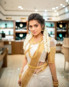 Delna Davis Instagram - On this festive occasion, here's wishing you all a prosperous, happy, colorful, bright, healthy, wealthy, and wise Onam. .
.
Celebrate your Onam with @mahalaxmiadyar 
.
Mua @kalaiartistry 
.
Hairstylist @red_makeover 
.
Customised Kerala saree from @kanmani_fashion_world 
.
📸 @dhanush__photography 
#onam2022 #onam #picoftheday