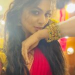 Delna Davis Instagram - Capturing the traditional and new-age glamour with @mahalaxmiadyar antique masterpieces. Finest 22karat gold earrings that make your occasions more festive. Wear it and flaunt your wrists with the antique gold bangles taht are studded with Emeralds. Vellore