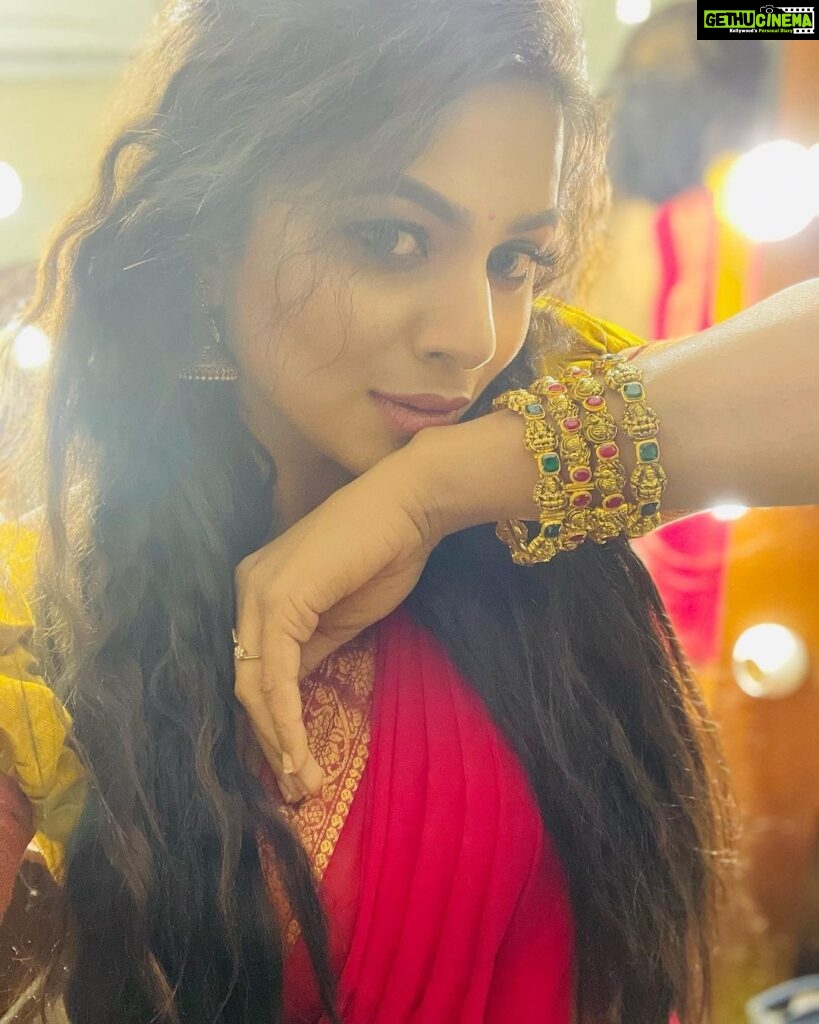 Delna Davis Instagram - Capturing the traditional and new-age glamour with @mahalaxmiadyar antique masterpieces. Finest 22karat gold earrings that make your occasions more festive. Wear it and flaunt your wrists with the antique gold bangles taht are studded with Emeralds. Vellore