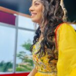 Delna Davis Instagram - Mua @kalaiartistry . Hairstylist @red_makeover . Outfit @saibhairavi_boutique Sun TV Network