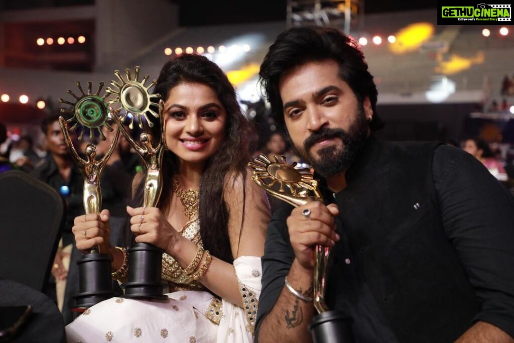 Delna Davis Instagram - Thank you 🙏 So much #anbevaa audience for supporting us . #suntv #varumika #skv2022 #sunawards