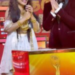 Delna Davis Instagram - @suntv #sunkudumbamviruthugal2022 . @anchor_azhar fun 😂 Jewellery @mahalaxmiadyar . Mua @kalaiartistry . Hairstylist @red_makeover . Customised outfit @eisbera_fashion_studio_ .