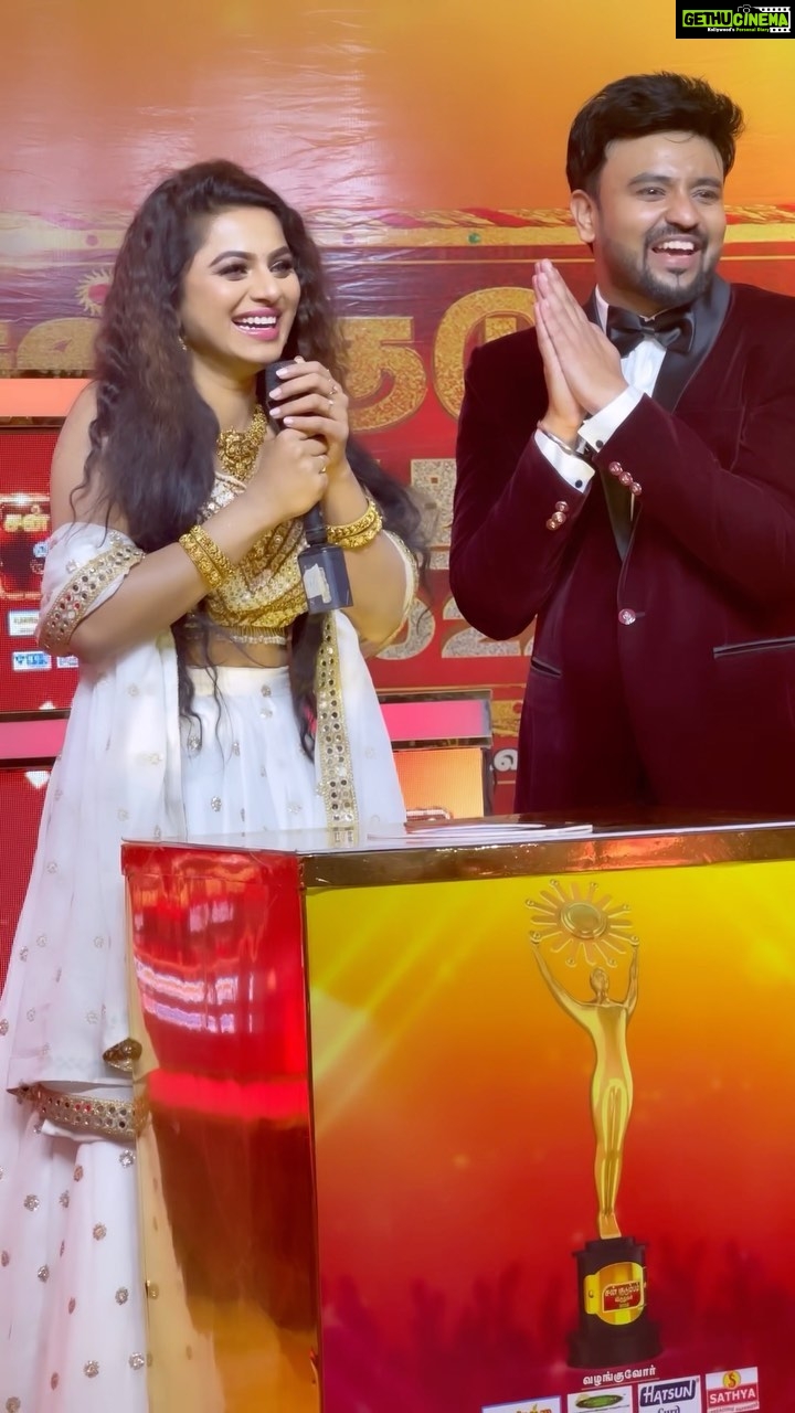 Delna Davis Instagram - @suntv #sunkudumbamviruthugal2022 . @anchor_azhar fun 😂 Jewellery @mahalaxmiadyar . Mua @kalaiartistry . Hairstylist @red_makeover . Customised outfit @eisbera_fashion_studio_ .