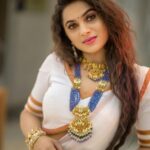 Delna Davis Instagram - A mesmerizing melange of beauty and grace done with perfection combined with handpicked  Tanzanite beads that are artfully blended and chiseled from Mahalaxmi Gold and Diamonds. . Outfit 👗 @suhanyalingamdesign . Mua @makeover_by_miga . Hairdo @saima_ads_hairstyling_artist . 🎥 @dhanush__photography . #delnadavis