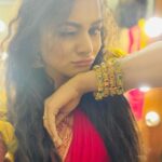 Delna Davis Instagram - Capturing the traditional and new-age glamour with @mahalaxmiadyar antique masterpieces. Finest 22karat gold earrings that make your occasions more festive. Wear it and flaunt your wrists with the antique gold bangles taht are studded with Emeralds. Vellore