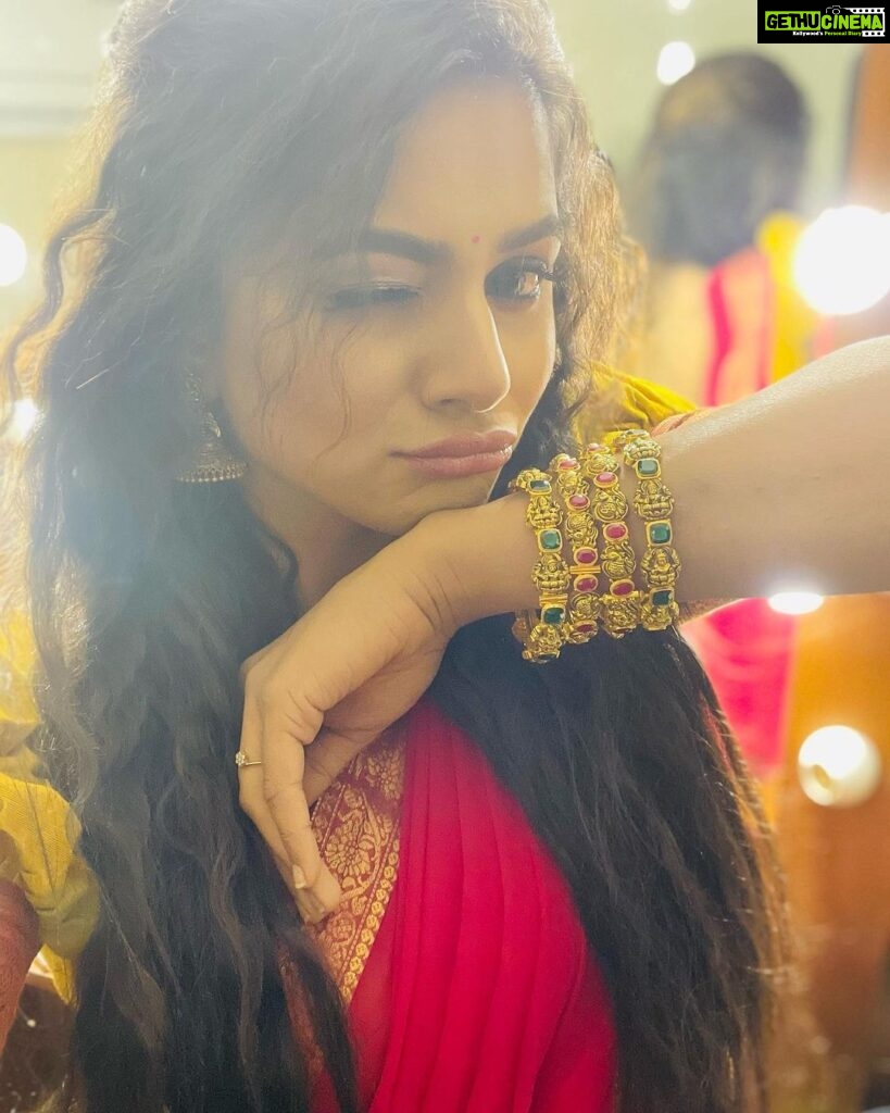 Delna Davis Instagram - Capturing the traditional and new-age glamour with @mahalaxmiadyar antique masterpieces. Finest 22karat gold earrings that make your occasions more festive. Wear it and flaunt your wrists with the antique gold bangles taht are studded with Emeralds. Vellore
