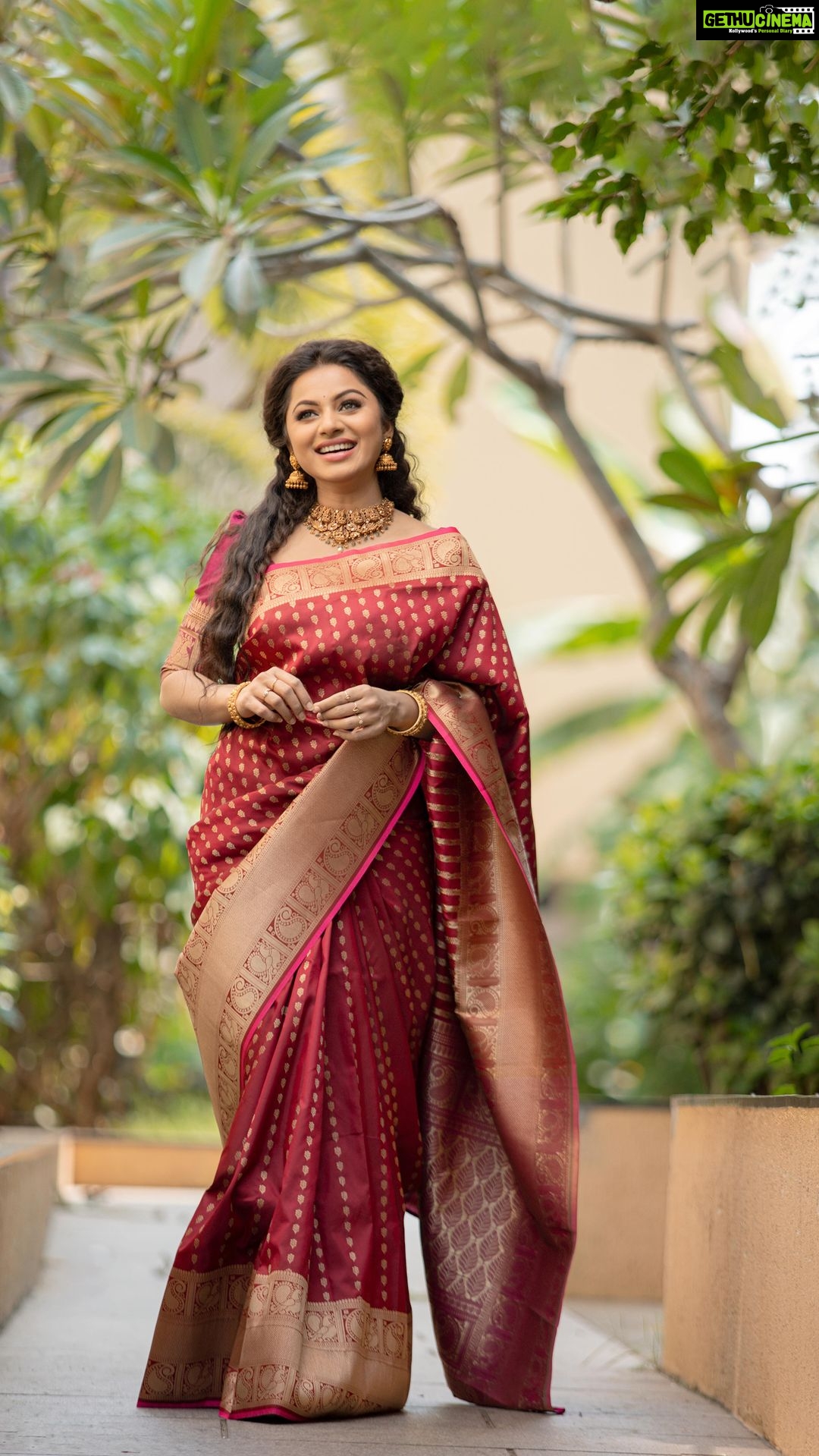 Delna Davis Instagram - Banarasi silk saree with weaving gold zari & nice exclusive small butti design from @dfw_malaysia