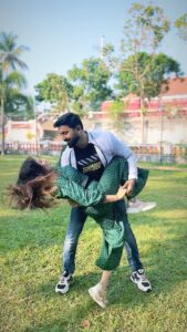 Dhanya Mary Varghese Instagram - Dance എന്നും ഞങ്ങളുടെ ജീവിതത്തിന്റെ ഒരു ഭാഗമായതുകൊണ്ടുതന്നെ  Tomorrow’s Wedding Anniversary special ഒരു dance reel ചെയ്യാമെന്ന് കരുതി. Jan 9th ☺️❤️❤️☺️

❤️ @jayakrishnan_kichujk for the video.

#johnjacob #dhanyamaryvarghese #weddinganniversary #dancers #dancelover #asianet #actorslife