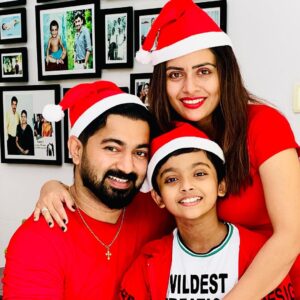 Dhanya Mary Varghese Instagram - Happy Christmas to you all ❤️🎂🎄

#christmas #christmas2022 #withfamily #johnjacob #dhanyamaryvarghese