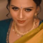 Dhanya Mary Varghese Instagram - Jeda Nasha😊❤ 📸🎥:@saneshphotography MUA : @divyas_makeover_ 👗 : @thanzscouture #dhanyamaryvarghese #actor #actress #film #model #dancer #dancelove #movielover #passion #jedanasha #saree #blousedesigns #jewelry #jewellery #fashion #fashionstyle #trendingsongs #trending #blue #green #greensaree #hairstyles #hair #makeup #makeuptransformation #traditionalsaree #traditional #traditionalwear #makeupartist