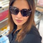 Dhanya Mary Varghese Instagram - Searching for the best one. 😎 #dhanyamaryvarghese #actress #myshopping #shades #cool #lovedit #asianet #biggbossmalayalamseason4