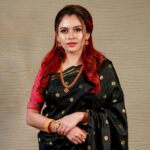 Dhanya Mary Varghese Instagram - Elegance never goes out of style 🖤❤️ For this look Costume :@piyaatelier Makeup : @mohanavijin @mohanavijinmakeoverstudio Pc📸 : @arvind_venugopal_ #dhanyamaryvarghese#saree #seetha #seethakalyanam #movies #black #elagence #biggbossmalayalam #biggbosstop5 #actresslife #actress #photo #instagood #insta #instagram #golden