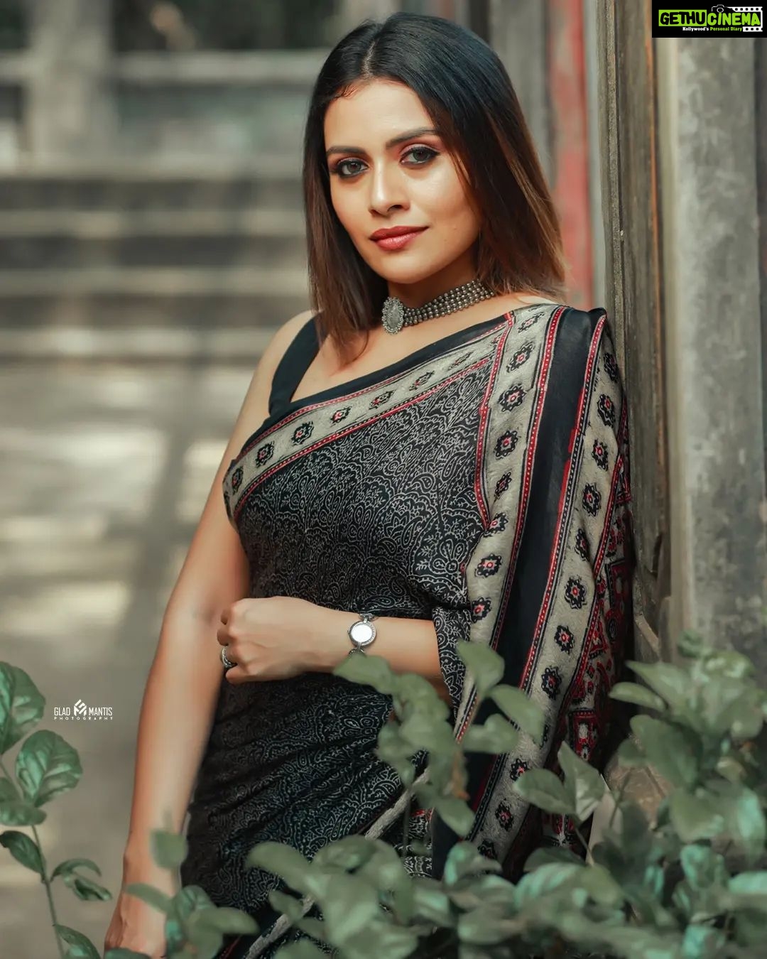 Dhanya Mary Varghese Instagram - Draped in an Ajrakh printed Silk Saree๐ค๐ค ๐ :@byhand.in MUA:@divyas_makeover_ ๐ธ :@gladmantisphotography #dhanyamaryvarghese #actress #model #dancer #sareelove #saree #ajrakhsaree #silk #silksarees #biggboss #biggbossmalayalam #fashionmodel #fashion #photooftheday #photoshoot #photoshoot#ajrakh#ajrakhprints #ajrakhsaree #trending #trend #fashionista