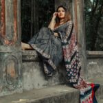 Dhanya Mary Varghese Instagram - Draped in an Ajrakh printed Silk Saree🖤🤍 👗 :@byhand.in MUA:@divyas_makeover_ 📸 :@gladmantisphotography #dhanyamaryvarghese #actress #model #dancer #sareelove #saree #ajrakhsaree #silk #silksarees #biggboss #biggbossmalayalam #fashionmodel #fashion #photooftheday #photoshoot#ajrakh#ajrakhprints #ajrakhsaree