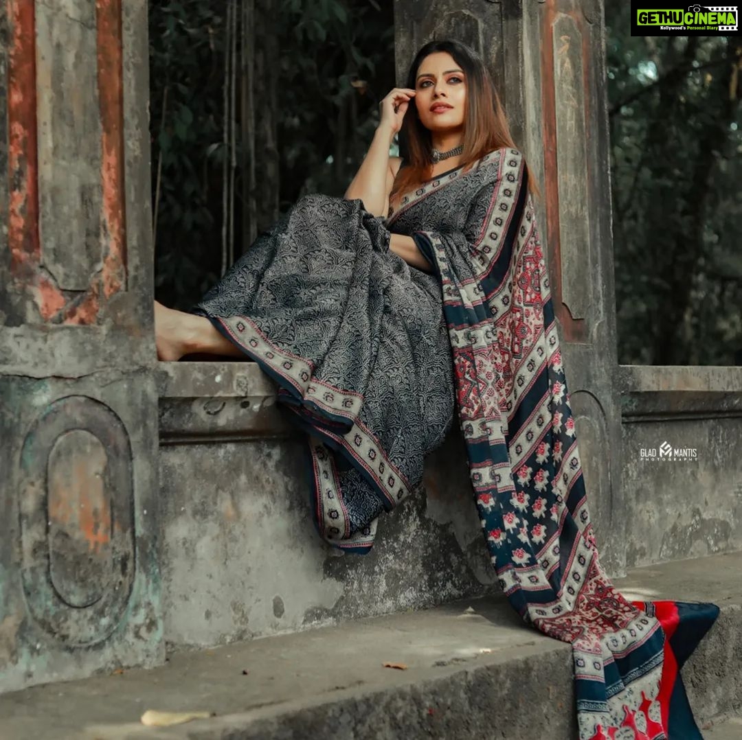 Dhanya Mary Varghese Instagram - Draped in an Ajrakh printed Silk Saree๐ค๐ค ๐ :@byhand.in MUA:@divyas_makeover_ ๐ธ :@gladmantisphotography #dhanyamaryvarghese #actress #model #dancer #sareelove #saree #ajrakhsaree #silk #silksarees #biggboss #biggbossmalayalam #fashionmodel #fashion #photooftheday #photoshoot#ajrakh#ajrakhprints #ajrakhsaree
