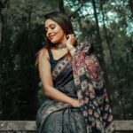 Dhanya Mary Varghese Instagram - Draped in an Ajrakh printed Silk Saree🖤🤍 by @byhand.in MUA:@divyas_makeover_ 📸 :@gladmantisphotography #dhanyamaryvarghese #actress #model #dancer #sareelove #saree #ajrakhsaree #silk #silksarees #biggboss #biggbossmalayalam #fashionmodel #fashion #photooftheday #photoshoot#ajrakh#ajrakhprints #ajrakhsaree