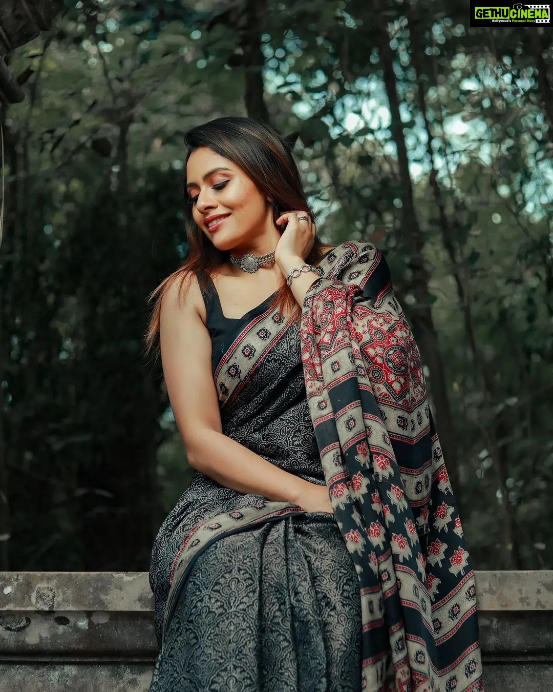 Dhanya Mary Varghese Instagram - Draped in an Ajrakh printed Silk Saree🖤🤍 by @byhand.in MUA:@divyas_makeover_ 📸 :@gladmantisphotography #dhanyamaryvarghese #actress #model #dancer #sareelove #saree #ajrakhsaree #silk #silksarees #biggboss #biggbossmalayalam #fashionmodel #fashion #photooftheday #photoshoot#ajrakh#ajrakhprints #ajrakhsaree