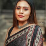 Dhanya Mary Varghese Instagram – Draped in an Ajrak printed Silk Saree🖤🤍 by @byhand.in
MUA:@divyas_makeover_
📸 :@gladmantisphotography

#dhanyamaryvarghese #actress #model #dancer #sareelove #saree #ajrak #silk #silksarees #biggboss #biggbossmalayalam #fashionmodel #fashion #photooftheday #photoshoot